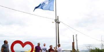 Bandeira Azul é hasteada na Praia Grande, em Governador Celso Ramos