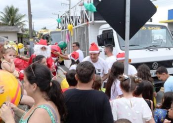 Caravana do Papai Noel percorre 14 bairros de Governador Celso Ramos com muitos presentes, alegria e espírito natalino