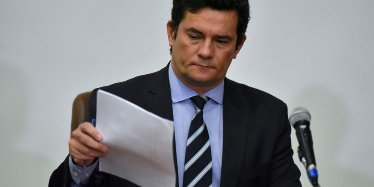 Moro expõe cerco à Lava Jato e chega isolado a julgamento que pode cassá-lo do Senado