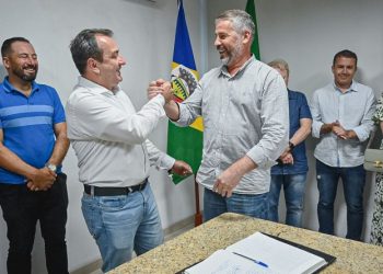 Prefeito Salmir da Silva transmite cargo ao vice Alexandre Martins de Souza