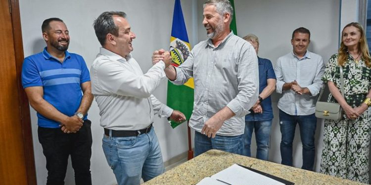 Prefeito Salmir da Silva transmite cargo ao vice Alexandre Martins de Souza