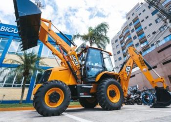 Biguaçu recebe mais uma retroescavadeira para auxiliar os agricultores