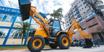 Biguaçu recebe mais uma retroescavadeira para auxiliar os agricultores