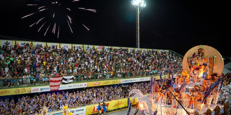 Carnaval em SC - confira o espetáculo das escolas de samba em Joaçaba e Florianópolis