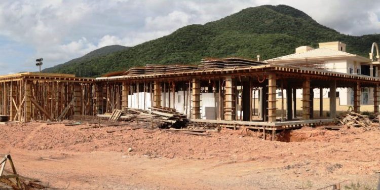 Escola do Futuro: obras de construção da nova seda da Escola Miguel Pedro dos Santos prosseguem no Bairro Jordão