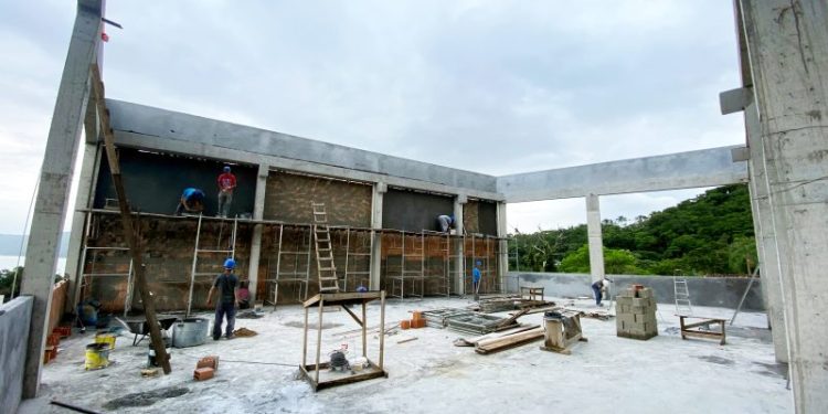 Seguem obras da nova quadra de esportes da Escola Profª Silvia Prazeres de Carvalho, na Caieira do Norte