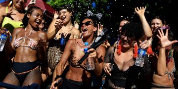 Vilão do Carnaval, calor afeta shows e eleva atendimentos médicos