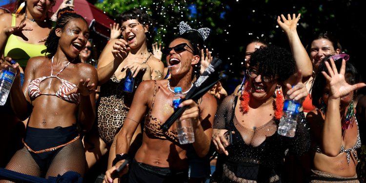 Vilão do Carnaval, calor afeta shows e eleva atendimentos médicos