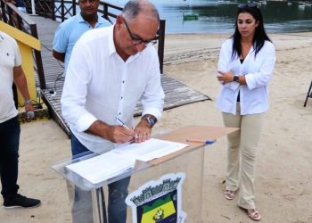 É assinada ordem de serviço para 2ª etapa do trapiche do Bairro Fazenda da Armação