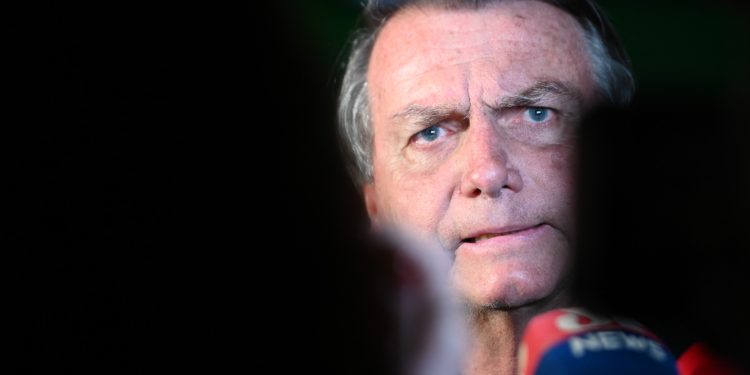 Ex-comandante do Exército complica Bolsonaro e confirma discussão sobre minuta golpista