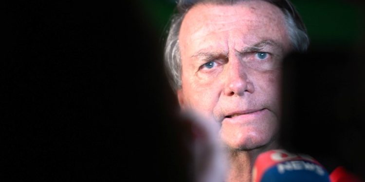 Ex-comandantes colocam Bolsonaro na condução de uma trama golpista