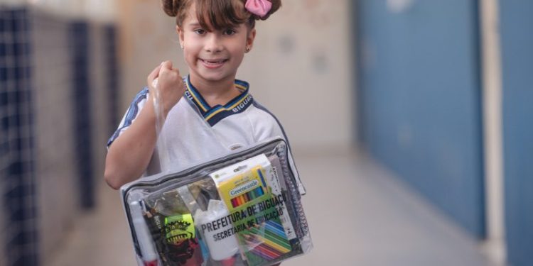 Mais de 7 mil alunos da rede municipal de Biguaçu recebem materiais escolares em 2024