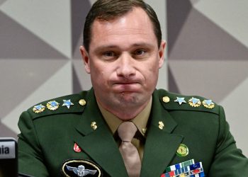 Mauro Cid desmaiou ao receber ordem de prisão, diz site