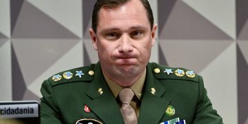 Mauro Cid desmaiou ao receber ordem de prisão, diz site