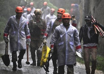 Menina de 4 anos é resgatada viva após ficar 16 horas soterrada em Petrópolis, no Rio