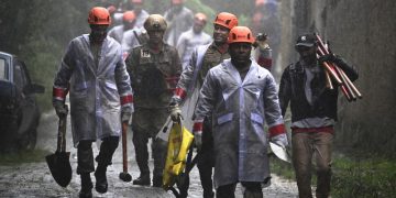Menina de 4 anos é resgatada viva após ficar 16 horas soterrada em Petrópolis, no Rio