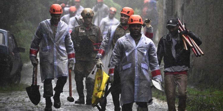 Menina de 4 anos é resgatada viva após ficar 16 horas soterrada em Petrópolis, no Rio