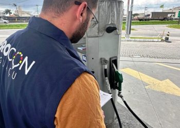 Procon Biguaçu fiscaliza postos de combustíveis e notifica irregularidades