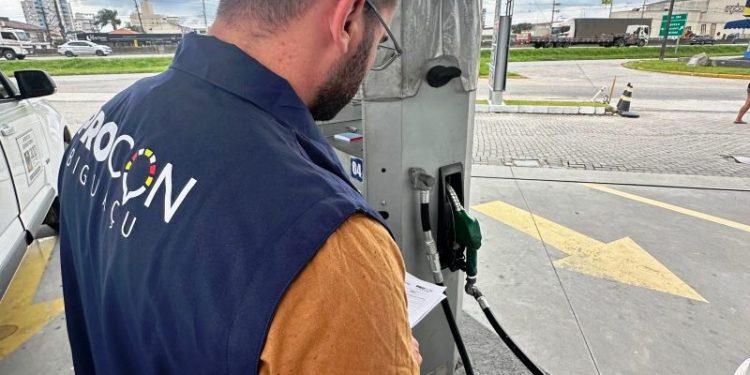 Procon Biguaçu fiscaliza postos de combustíveis e notifica irregularidades