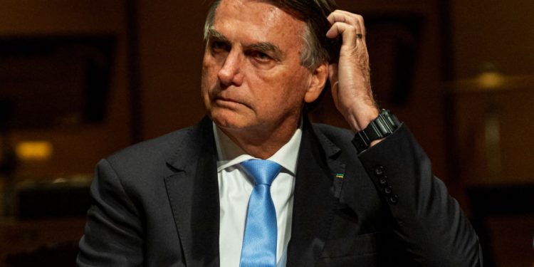 Termina hoje prazo dado para Bolsonaro explicar estadia em embaixada
