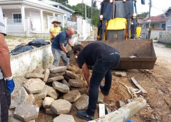 EQUIPES DA PREFEITURA PROMOVEM AÇÕES DE LIMPEZA EM TODO O MUNICÍPIO