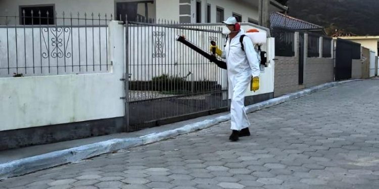 Areias de Baixo, Camboa e Ganchos do Meio recebem aplicação de inseticida contra mosquito da Dengue