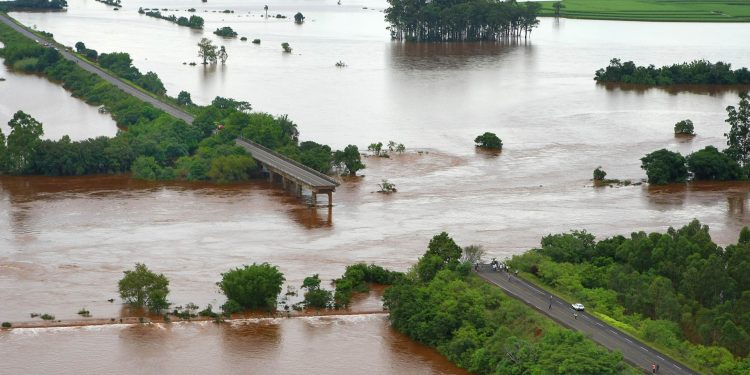Chuvas no RS - 102 trechos de rodovias têm bloqueio total ou parcial