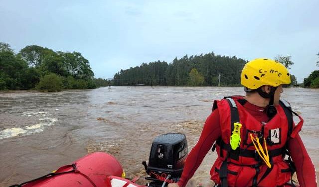 Equipes de Santa Catarina ajudam no resgate de pessoas no Rio Grande Sul