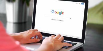 Google tenta superar 'humanidade' de novo ChatGPT com assistentes de IA que erram menos