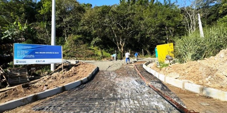 Inicia pavimentação em concreto da Rua Nelson Estevão da Silva, em Canto dos Ganchos