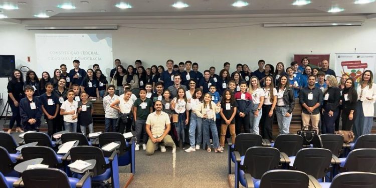 Parlamento Mirim de Governador Celso Ramos marca presença em seminário promovido pela ALESC