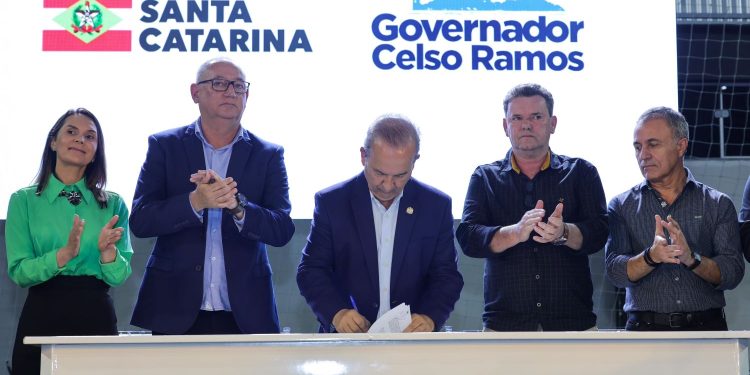 Jorginho Mello assina convênio para obras da Rodovia Francisco Wollinger em Governador Celso Ramos