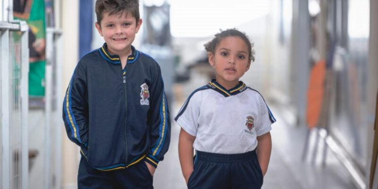 Prefeitura de Biguaçu entrega kits completos de uniformes escolares para os alunos da rede municipal