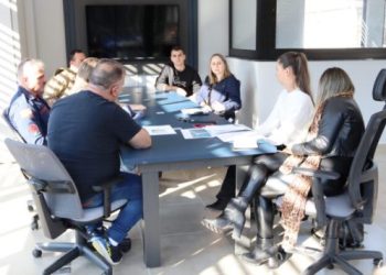 Reunião de comitê define ações para Bandeira Azul nas praias Grande e das Cordas