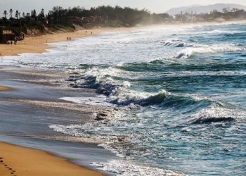 Passagem de ciclone extratropical pode provocar ressaca e ondas com picos de até cinco metros no Litoral de SC