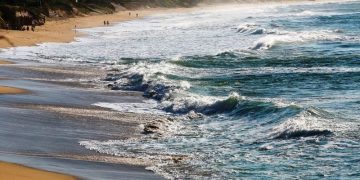 Passagem de ciclone extratropical pode provocar ressaca e ondas com picos de até cinco metros no Litoral de SC