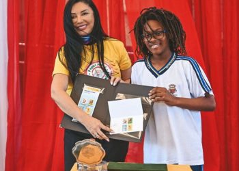 aDOTE UMA CARTINHA. Escolas de Biguaçu participam da campanha Papai Noel dos Correios