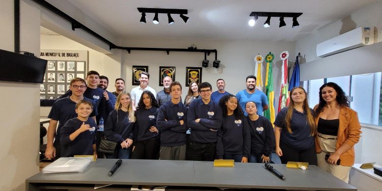 Vereadores mirins de Biguaçu entrevistam vereadores eleitos