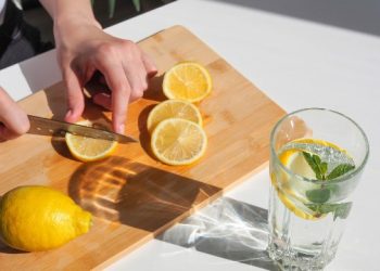 Água com limão- benefícios para o sistema digestivo e a saúde geral