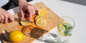 Água com limão- benefícios para o sistema digestivo e a saúde geral