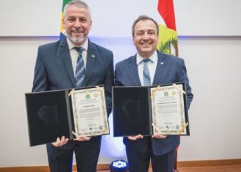 Prefeito e vice-prefeito reeleitos são diplomados pela Justiça Eleitoral