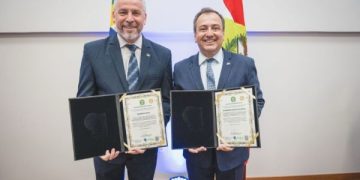 Prefeito e vice-prefeito reeleitos são diplomados pela Justiça Eleitoral