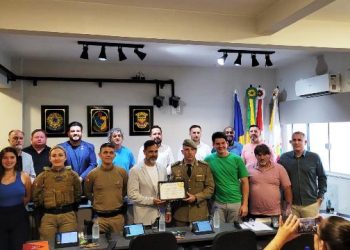 Vereadores de Biguaçu entregam moção de aplausos ao comandante do 24º BPM