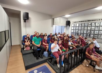 Câmara de Vereadores recebe visita de alunos do Colégio Conhecimento