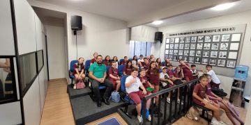 Câmara de Vereadores recebe visita de alunos do Colégio Conhecimento