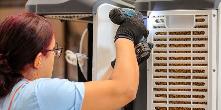 Com menor taxa de desemprego do país, Santa Catarina se destaca na contratação de estrangeiros e jovens aprendizes