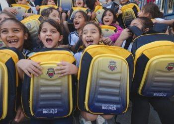 Prefeitura de Biguaçu realiza entrega de materiais e uniformes escolares