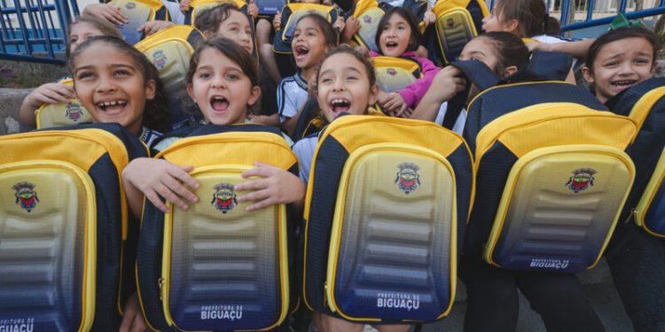 Prefeitura de Biguaçu realiza entrega de materiais e uniformes escolares
