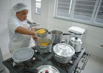 Panela nova é que faz comida com mais segurança para os nossos estudantes