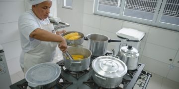 Panela nova é que faz comida com mais segurança para os nossos estudantes